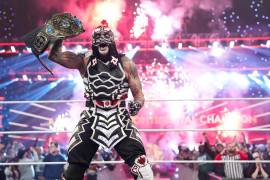 El mexicano Penta Zero Miedo celebra tras derrotar a Dominik Mysterio y conquistar el Campeonato Intercontinental de WWE, su primer título desde su llegada a la empresa.