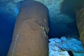 Según el ambientalista José Urbina, la Sedena está convirtiendo columnas en “zapatas” para intentar frenar el colapso del terreno kárstico, un riesgo advertido desde el inicio de la obra.