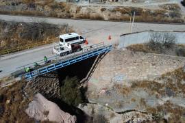 Un nuevo barandal de protección es colocado en el puente sobre la calle Felipe Berriozábal.