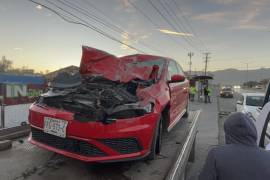 El vehículo Volkswagen Vento quedó debajo del transporte, afortunadamente sin víctimas graves.