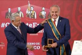 Jesús Seade anuncia su retiro de la Cancillería; es condecorado por AMLO