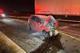 El carro quedó hecho un amasijo de fierros, prensando a su conductor, quien murió en el sitio.