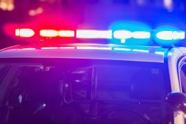 Elementos de Seguridad Pública acudieron al negocio donde la joven pidió auxilio durante la noche.