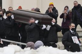 El entierro se produjo tras un apresurado funeral en la Iglesia del Icono de la Madre de Dios Calma Mis Dolores, al que asistieron unos cientos de familiares y amigos de Navalny.