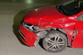 El conductor de un Volkswagen Jetta presuntamente intentó escapar después de chocar contra un vehículo estacionado; sin embargo, fue alcanzado por los afectados metros más adelante debido a los daños que sufrió su propia unidad.