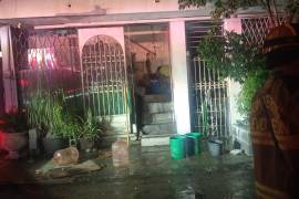 Una falla eléctrica provocó un incendio en una vivienda de Monterrey, donde tres personas resultaron lesionadas; una mujer fue trasladada al IMSS.