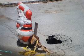 El personaje navideño se encuentra protegiendo a los habitantes de un “socavón” localizado en las calles de Parras.