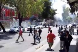 Grupos disidentes del SME se enfrentan frente a sede sindical con cohetones