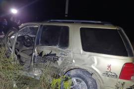 La camioneta Explorer quedó abandonada a un costado de la carretera Parras-General Cepeda después del choque; su conductor huyó a pie hacia el monte.