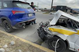 El impacto entre la camioneta y el taxi dejó daños materiales considerables en ambos vehículos.