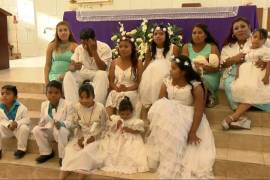 Mujer de 30 años celebra el bautizo... ¡de sus 10 hijos!