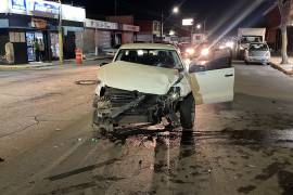 El choque dejó severos daños en la parte frontal de un Volkswagen Vento.