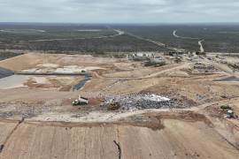 El alcalde Emilio de Hoyos durante la supervisión de la nueva celda, junto a directivos de PASA y funcionarios municipales.