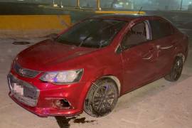 Testigos que se encontraban en la zona auxiliaron al conductor y colaboraron para colocar nuevamente el vehículo sobre sus cuatro ruedas tras el percance.