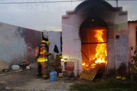 El fuego consumió un colchón, ropa y diversos objetos almacenados en una de las habitaciones.