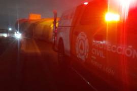 Un tráiler cargado con acero volcó en Escobedo, Nuevo León; autoridades cerraron un carril sin reportar personas lesionadas.