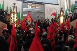 Bloquean Bellas Artes, exigen retirar Zapata feminizado