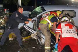 Paramédicos de Cruz Roja y Bomberos de Saltillo laboraron en el rescate y atención del joven y su acompañante quien perdió la vida en el lugar.