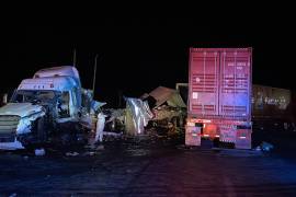 Restos de los dos tractocamiones involucrados tras el cierre total de la carretera a Zacatecas.