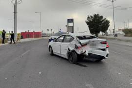 La parte posterior del vehículo MG quedó completamente destruida tras recibir el impacto de la camioneta que posterior a la colisión huyó.
