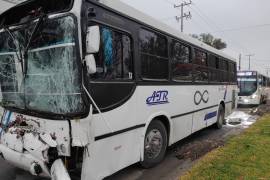 Un choque entre dos camiones de personal dejó 31 trabajadores lesionados en Apodaca, Nuevo León; autoridades atendieron el percance.