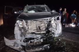 Según se informó, el supuesto responsable habría intentado rebasar invadiendo carril.