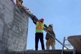 Bomberos atienden a joven que recibió descarga eléctrica en Saltillo