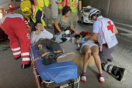 Paramédicos de la Cruz Roja brindaron atención prehospitalaria a Brayan Alexis y Nicol Maday, quienes presentaban diversos golpes y lesiones derivadas de la caída.