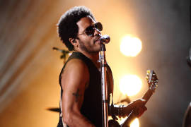 Aún luce 'six-pack' Lenny Kravitz a sus 53 años