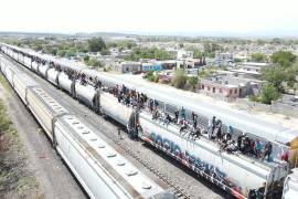 Arriesgando la vida, así viajan miles de migrantes por las vías férreas de México, en busca de un sueño.