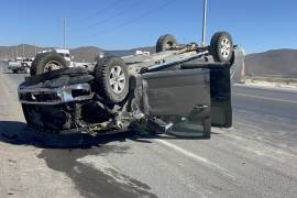 Una camioneta terminó volcada sobre su toldo tras un choque lateral registrado en la carretera a Monclova, a la altura del parque industrial Santa María.