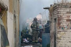 Bomberos sofocan un incendio en el centro de la ciudad; dos mujeres fueron auxiliadas sin lesiones.