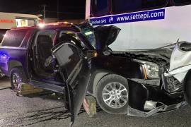 La camioneta GMC Yukon quedó incrustada bajo la pesada unidad de transporte de personal tras el fuerte choque en “El Sarape”.
