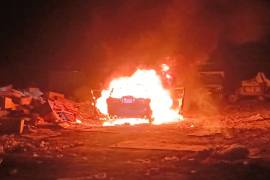 Bomberos acudieron a sofocar el incendio registrado en una recicladora de la colonia Palmeras en Parras.