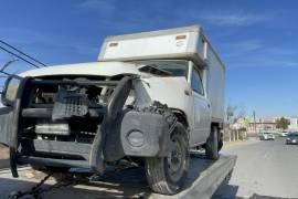 El impacto de la camioneta contra el poste dejó importantes daños materiales, pero afortunadamente no hubo víctimas.