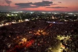 Miles de velas adornaron las tumbas del Panteón Guadalupe, creando un impresionante escenario de luces y sombras que embellece la noche.