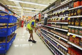 Los precios de los comestibles subieron un 0.6%, impulsados por tomates, manzanas y carne de res. FOTO:
