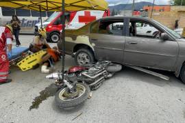Un motociclista resultó gravemente lesionado luego de verse involucrado en un accidente vial en el cruce de la avenida Central y la calle 14, donde sufrió una fractura expuesta en una de sus piernas.