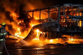 Autoridades investigan el origen del siniestro y no descartan que el autobús haya sido incendiado de manera intencional.