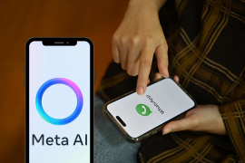 La integración de Meta AI en WhatsApp ha causado molestia entre usuarios por su ícono permanente en los chats; aunque no puede eliminarse, es posible archivarlo, silenciarlo o restablecer su historial para reducir su presencia