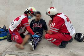 Paramédicos de la Cruz Roja brindaron atención al joven motociclista en el lugar del accidente.