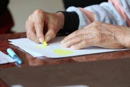 Durante 2024, se registraron 54 casos de Alzheimer en mujeres, principalmente entre 80 y 89 años, y 52 casos en hombres, con mayor prevalencia entre 50 y 59 años.