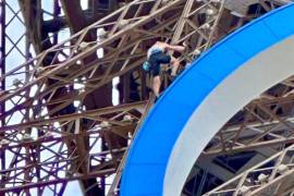 Un hombre ha sido detenido esta tarde cuando escalaba la Torre Eiffel a unas horas de la ceremonia de clausura de los Juegos Olímpicos de París 2024.