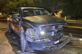 La camioneta terminó con severos daños en la parte frontal tras impactarse contra la base de concreto de un poste.