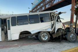 La unidad quedó destrozada tras impactarse contra el puente y derribar una palmera en el bulevar Miguel Ramos Arizpe.