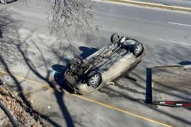 El Chevrolet Chevy quedó severamente dañado tras caer desde una altura de seis metros en la plaza Nogalera.