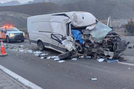 El cuerpo de la víctima quedó atrapado dentro de la camioneta Van tras el choque en la autopista Monterrey-Saltillo.