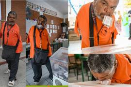 Sin brazos de nacimiento, Arturo Morales Herrera acudió a votar con apoyo de una amiga y emitió su sufragio utilizando los labios, en una muestra de perseverancia y compromiso ciudadano.