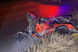 La motocicleta marca Dynamo color anaranjada quedó totalmente destrozada tras el fuerte impacto con la camioneta Ford Lobo gris.