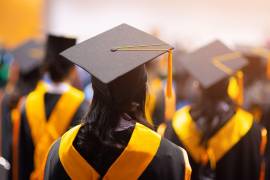 Las graduaciones deberán evitar las horas de mayor calor, de 11:00 a 16:00 horas, y se recomienda que los actos sean breves para la seguridad de los estudiantes y sus familias.